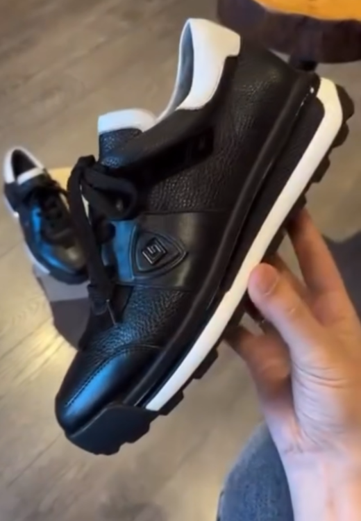 Higher quality square metal standard black and white tail sports shoes