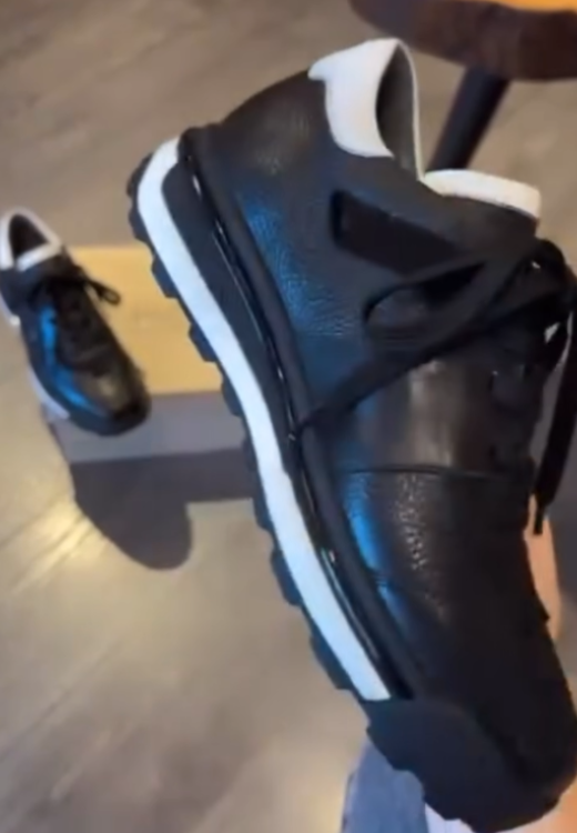 Higher quality square metal standard black and white tail sports shoes