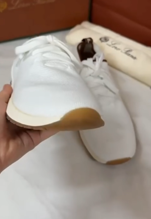 Black and white solid color breathable sneakers