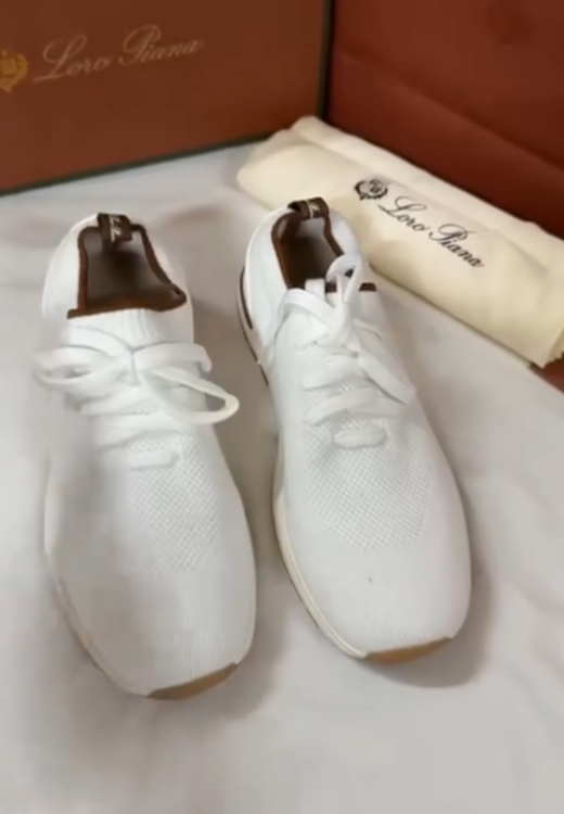 Black and white solid color breathable sneakers