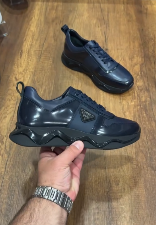 Men's high-quality triangular logo sneakers with wavy soles