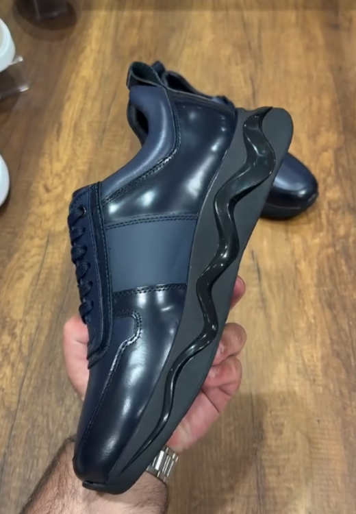 Men's high-quality triangular logo sneakers with wavy soles