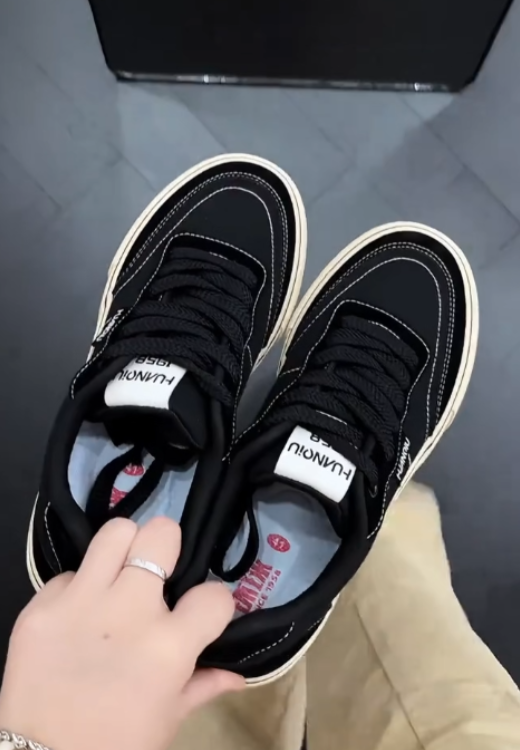 Black classic leisure shoes