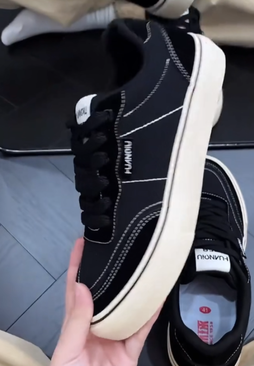 Black classic leisure shoes