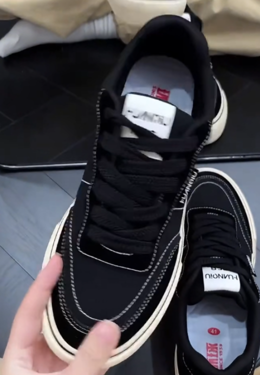 Black classic leisure shoes