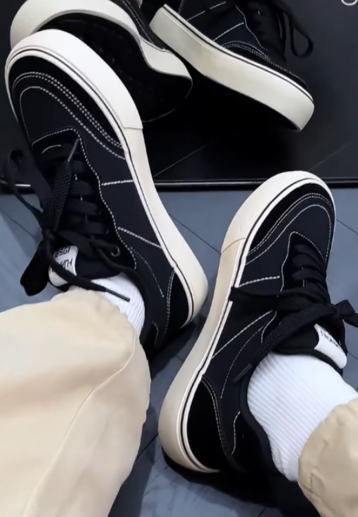 Black classic leisure shoes