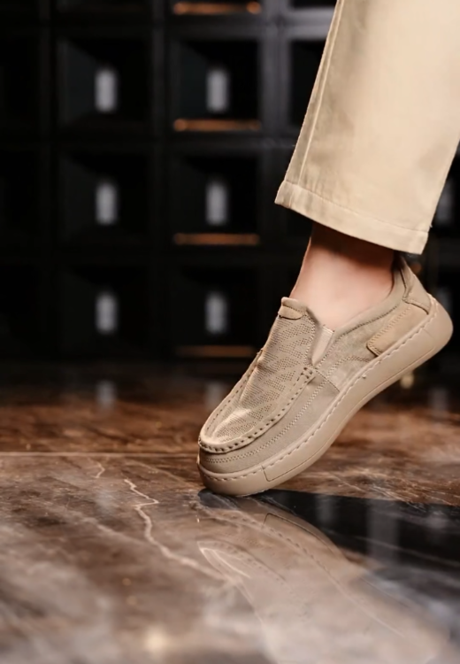 Soft-soled and soft-faced comfortable peda
