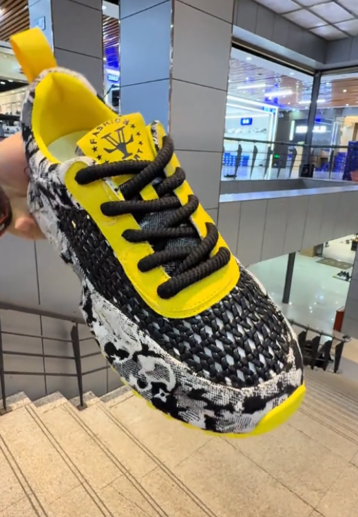 Black-and-white printed sports shoes for increasing breathability and comfort