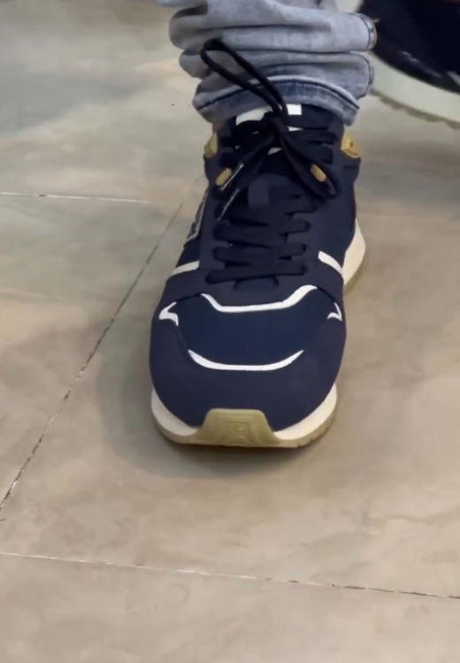 Men guess triangle sneakers