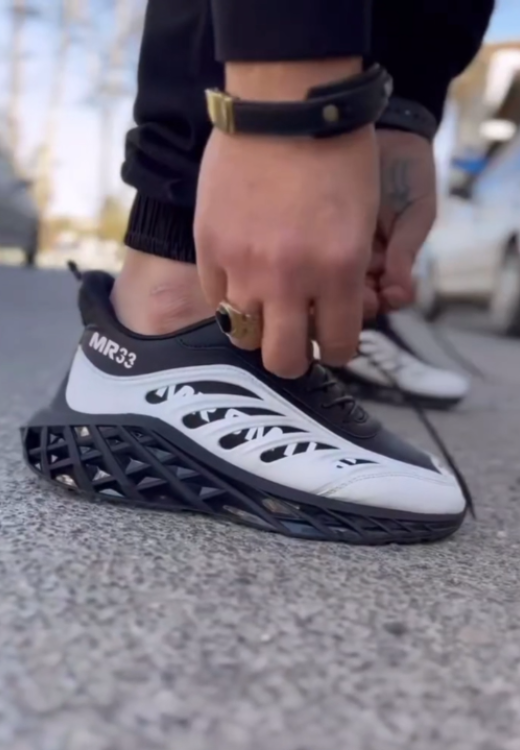 Men's jogging shoes with crossed soles in grid