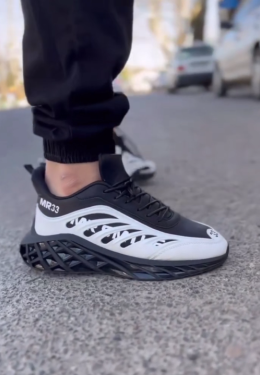 Men's jogging shoes with crossed soles in grid