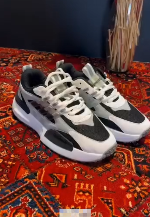 Men' s black and white slash sneakers