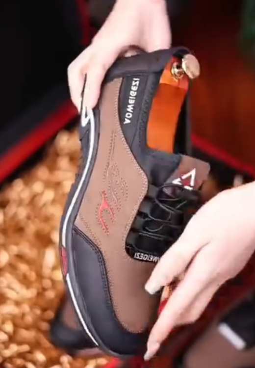 Flame triangle sign color matching safety shoes