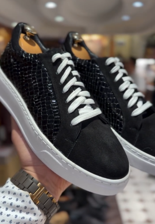 Black shiny crocodile stitching shoes