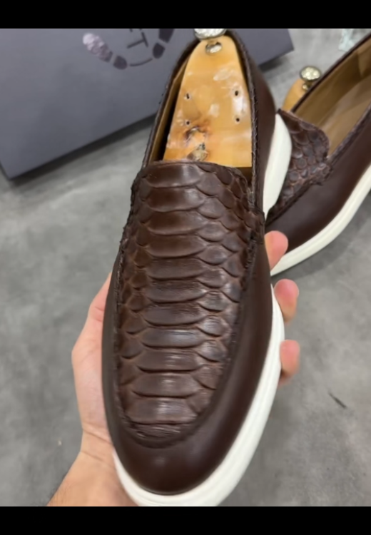 Crocodile solid color stitching casual leather shoes