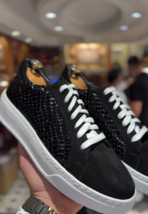 Black shiny crocodile stitching shoes