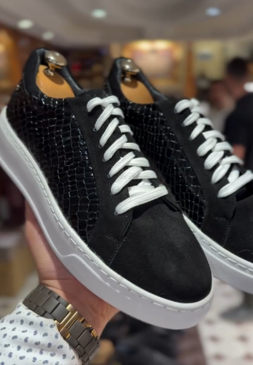 Black shiny crocodile stitching shoes