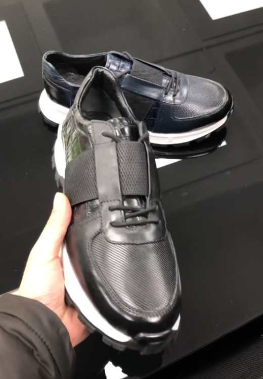 Elastic tightening sports shoes with leisure leather