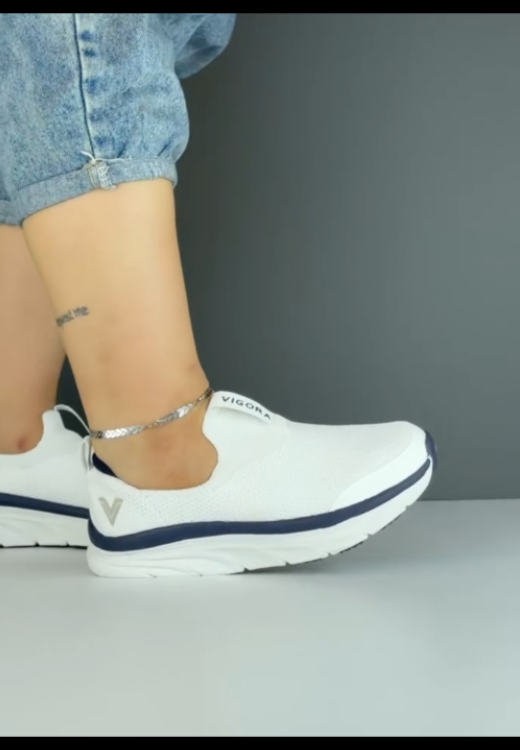 White mesh breathable one-pedal sports shoes