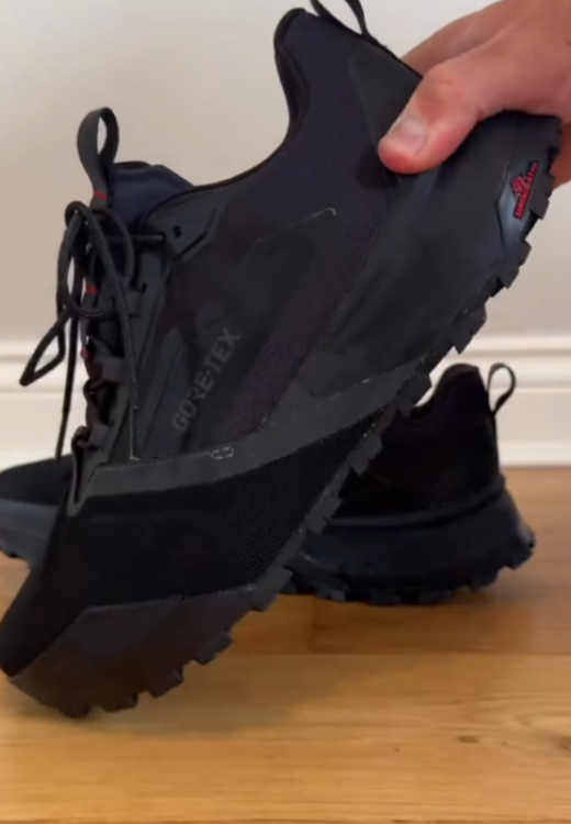 Gray-black stitching walking shoes