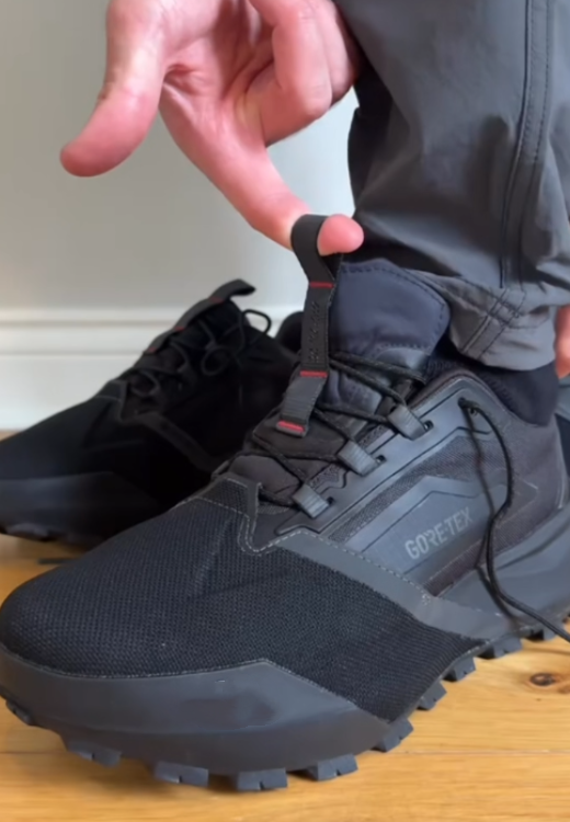 Gray-black stitching walking shoes