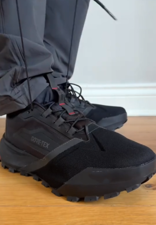 Gray-black stitching walking shoes