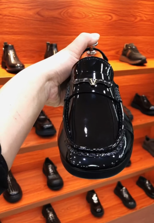 Letter logo glossy casual leather shoes