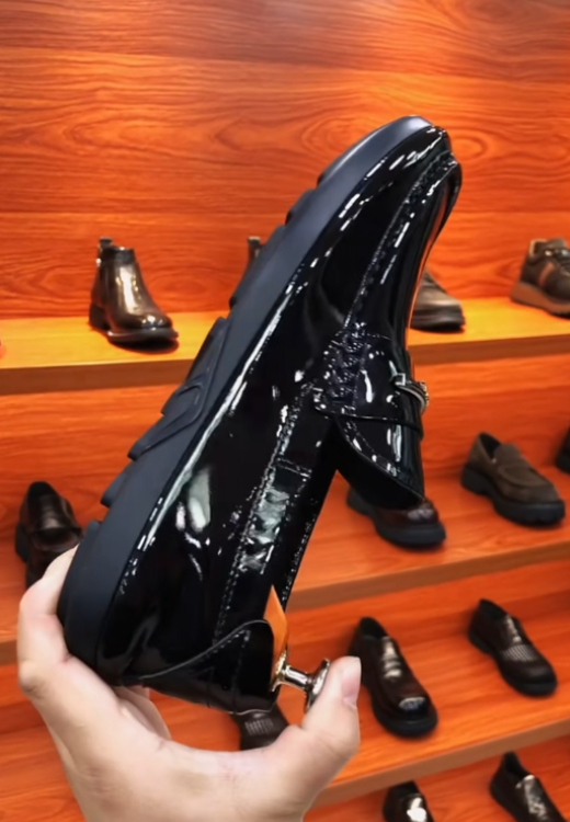 Letter logo glossy casual leather shoes