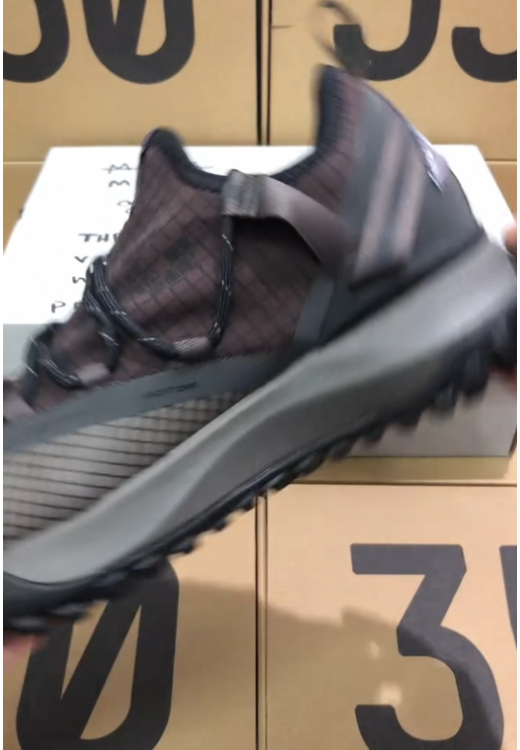 Non-slip sneakers