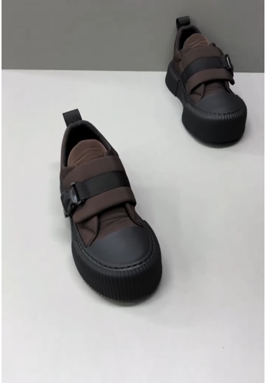 Brown wide-button comfortable and increased casual shoes