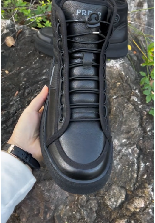High-top sports shoes in autumn and winter