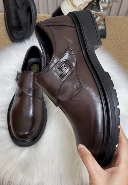 Brown wide buckle leather shoes with high quality
