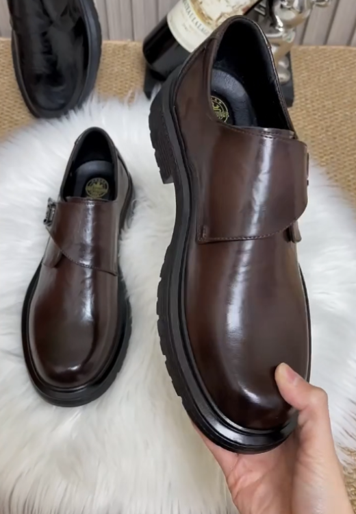 Brown wide buckle leather shoes with high quality