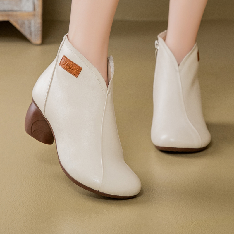 Comfortable and versatile leather boots