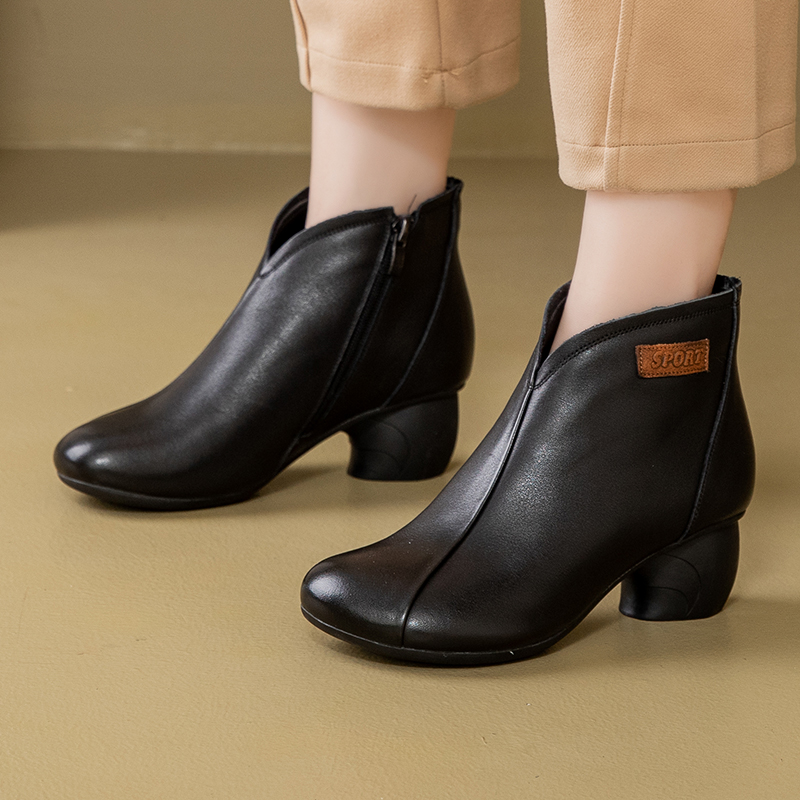 Comfortable and versatile leather boots