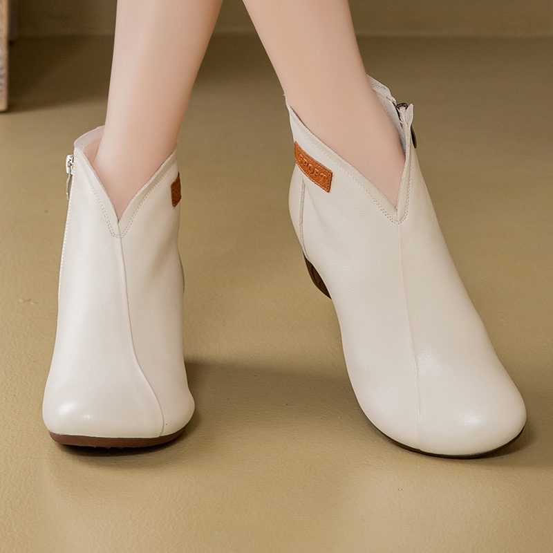 Comfortable and versatile leather boots