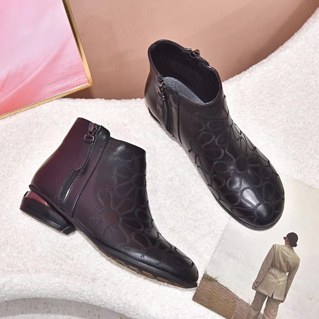 Embroidered soft-soled boots