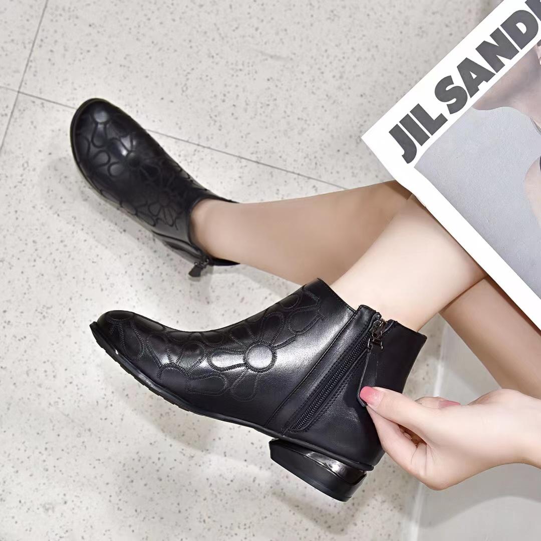 Embroidered soft-soled boots