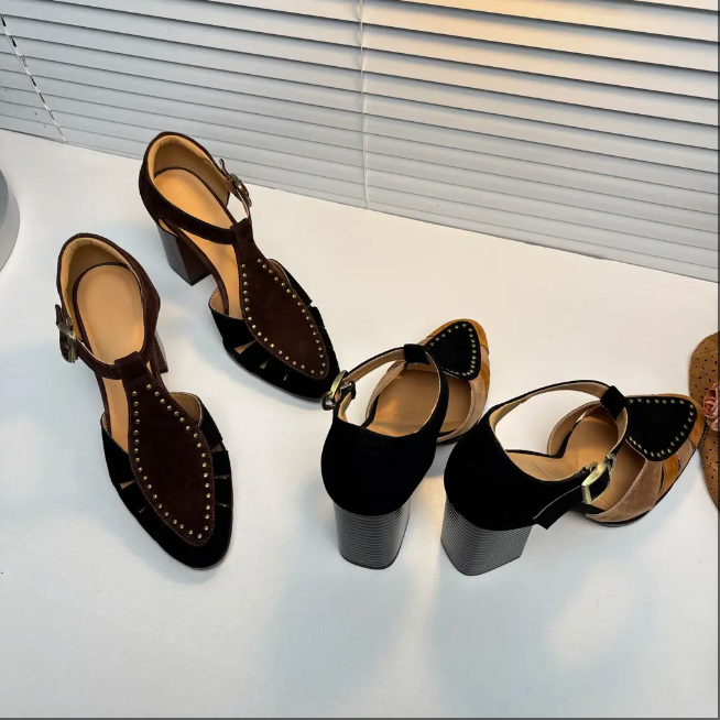 2025 New openwork Roman retro T-button color matching sandals