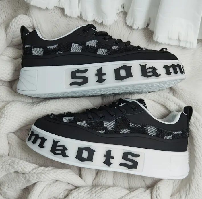Fashionable Skate Sneakers