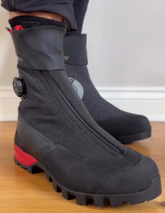 Waterproof camping hiking boots with zipper knob