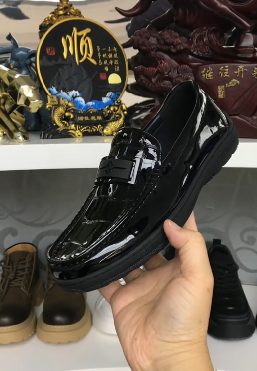 Men's shiny leather shoes with bark stripes