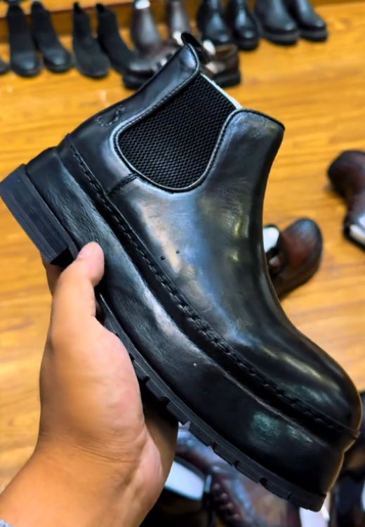 Heightened classic boots without laces