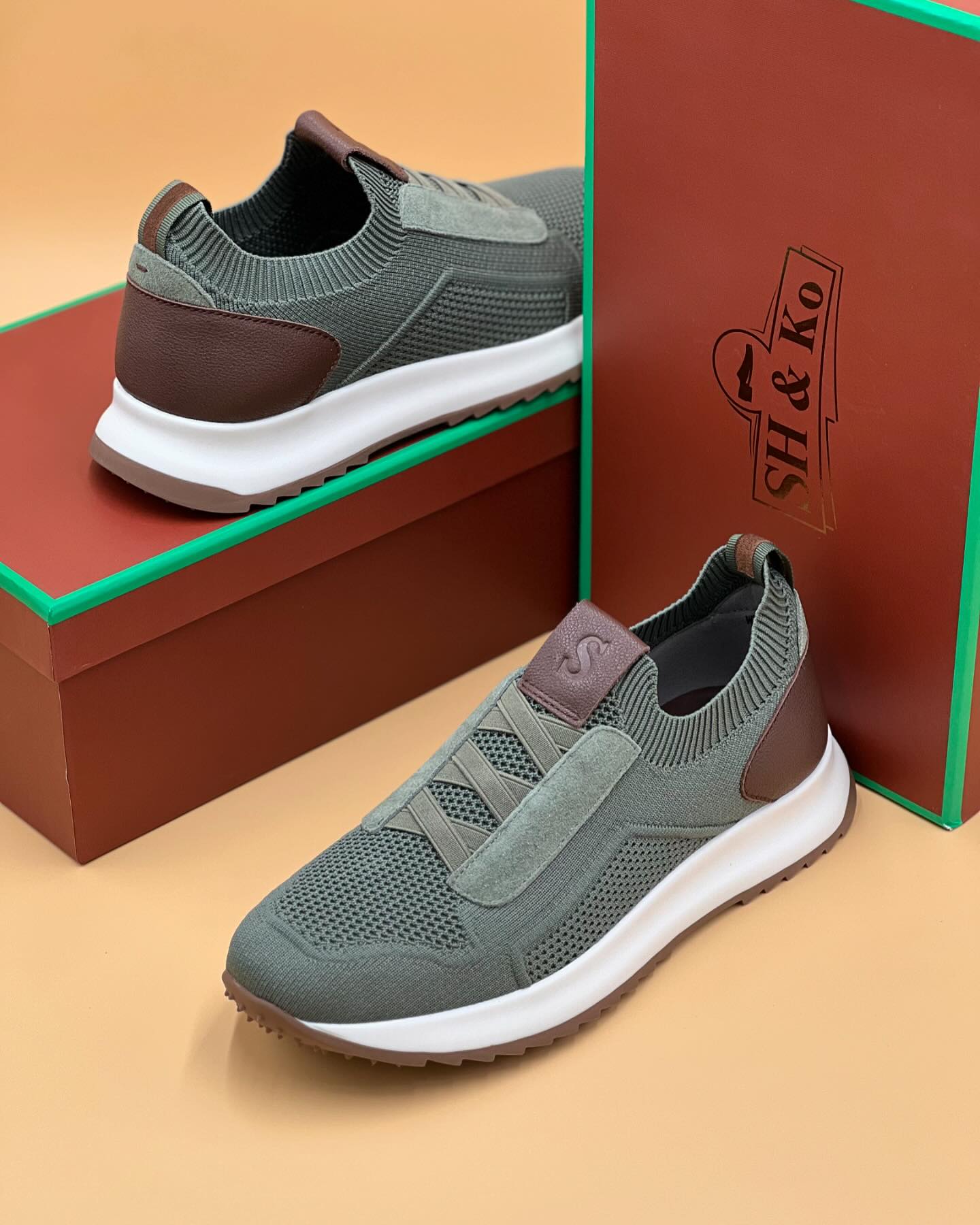 Casual shoes with S letters crossed in elastic belt