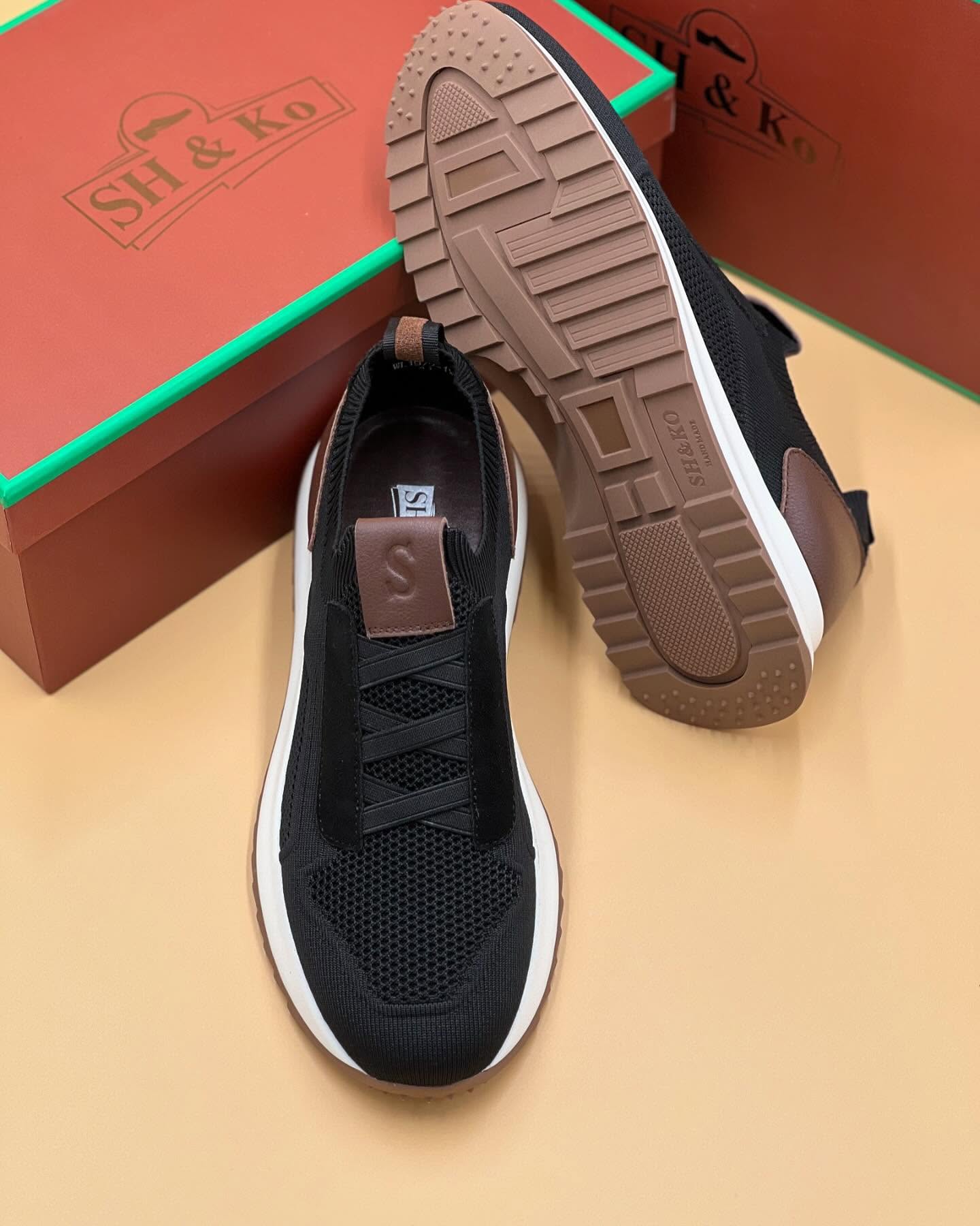 Casual shoes with S letters crossed in elastic belt