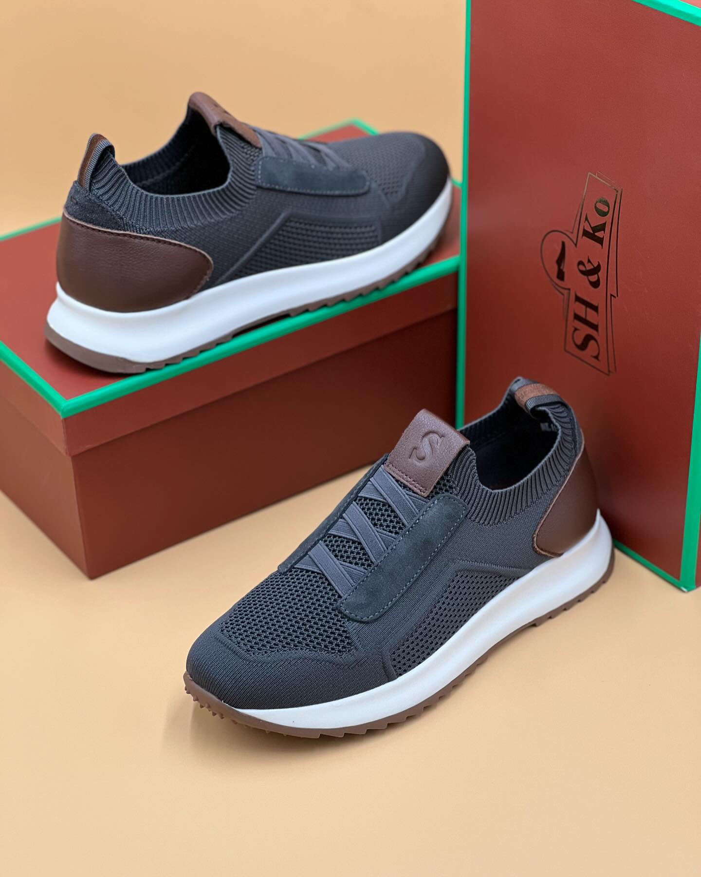 Casual shoes with S letters crossed in elastic belt
