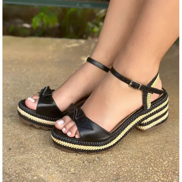 Low heel lightweight buckle sandals