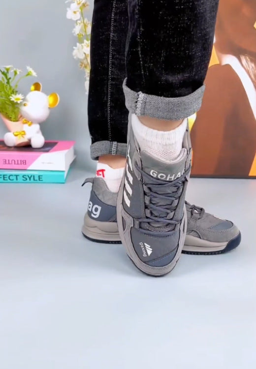 Men's casual sports shoes with gray striped letters