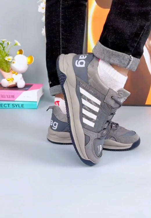 Men's casual sports shoes with gray striped letters
