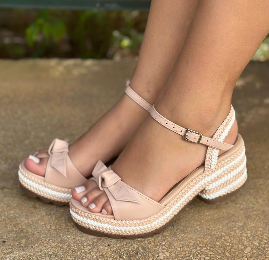 Low heel lightweight buckle sandals